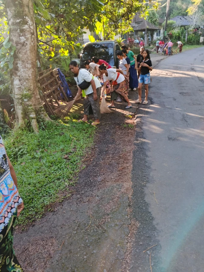 Kegiatan Bersih-Bersih Serentak di Desa  Belimbing